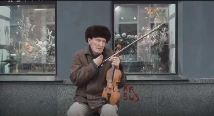 Різдвяне диво: За 3 дні люди зібрали для сліпого дідуся з Козятина майже 140 тисяч гривень на нову скрипку