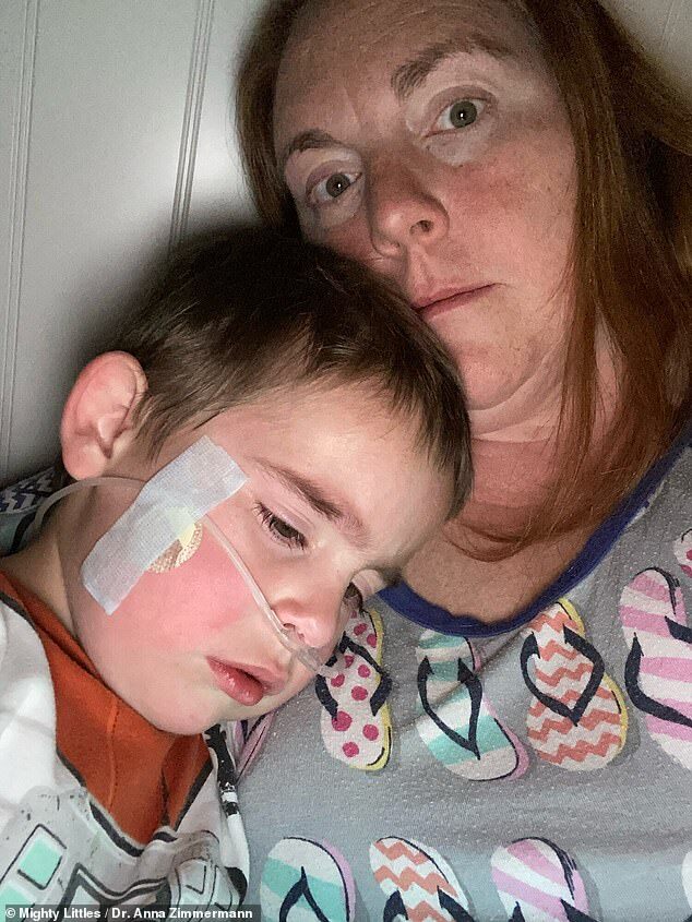 "Мамо, я не піду додому": лікарка показала, як її син задихався від коронавірусу