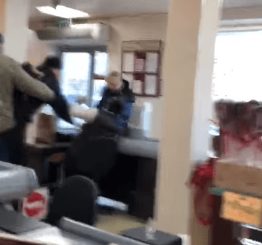 У Києві в Рошені чоловік побив до крові працівниць магазину: відео ...