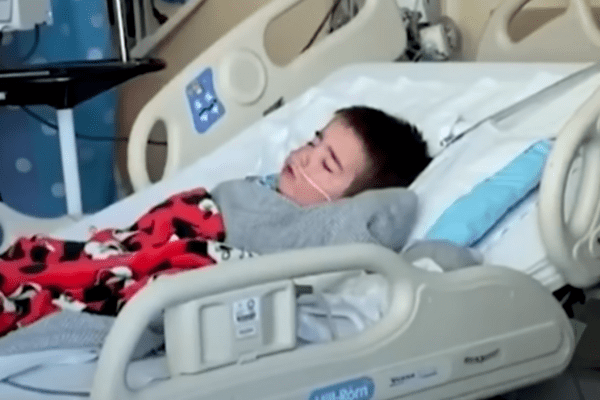 Мати показала, як її 4-річний син задихався від коронавірусу