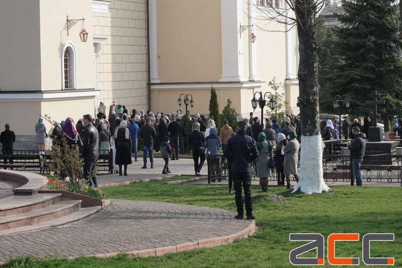 У Вербну неділю жителі Чернівців активно йшли до церкви