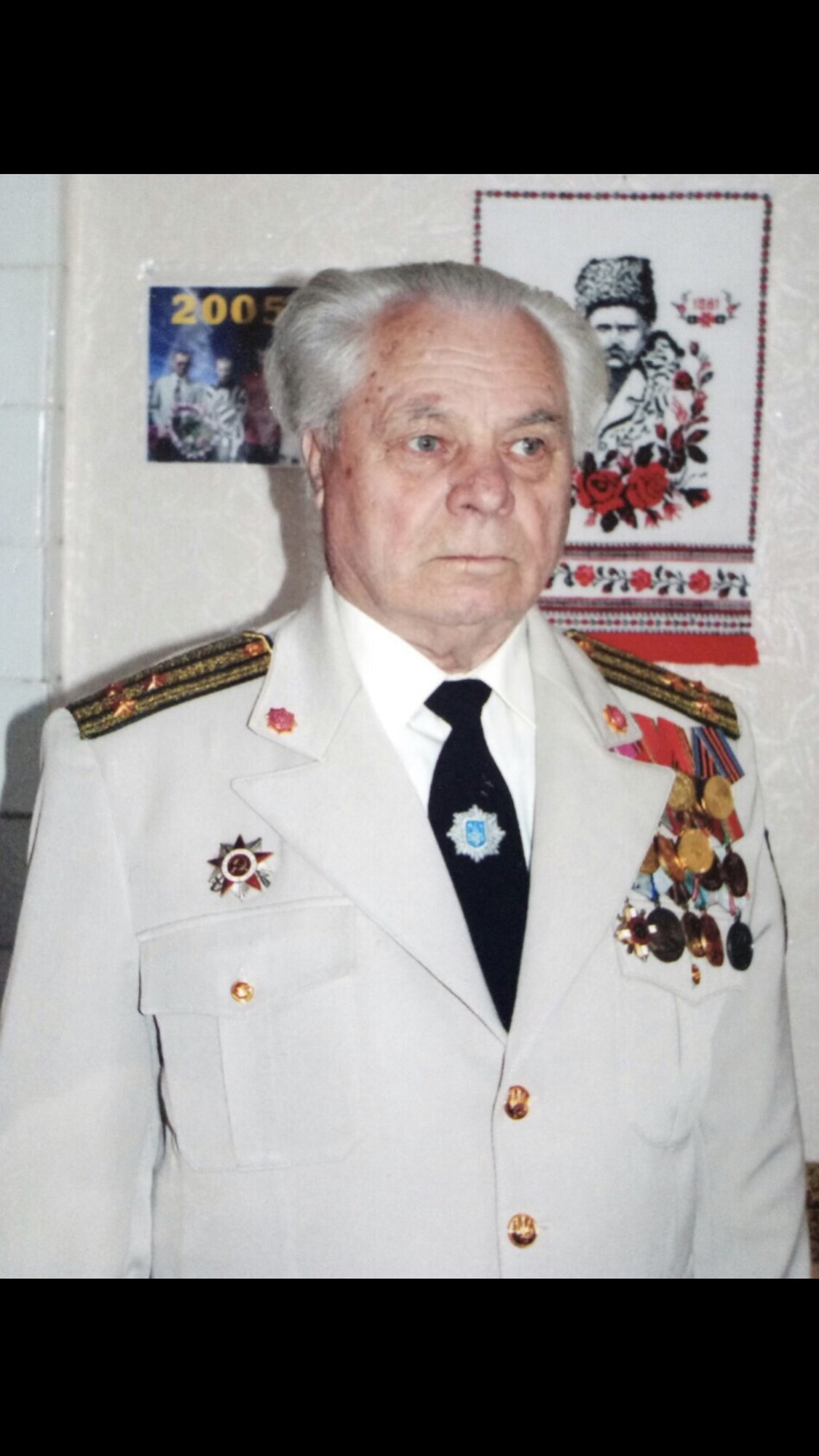 Василь Хільченко війну закінчив сержантом, потім отримав лейтенанта. А при при президенті Ющенко всім ветеранам присвоїли звання полковника.