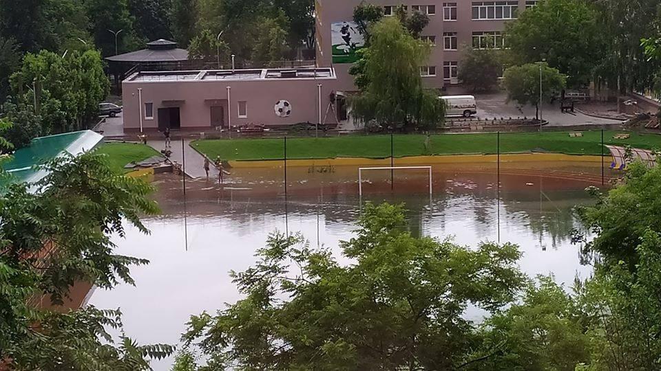 Під Одесою затопило стадіон, який відкрив Зеленський. Фото