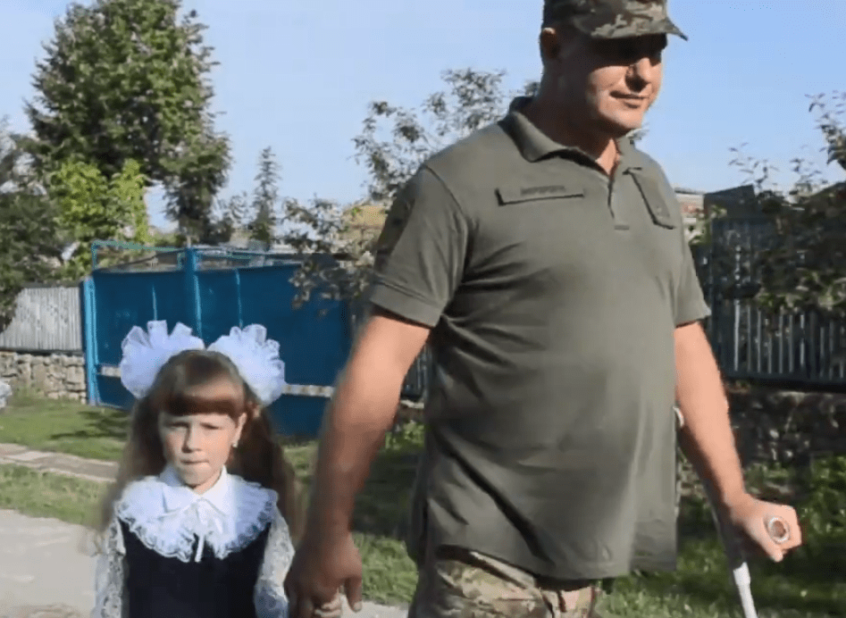 Дмитро Мерзлікін відвів доньку загиблого побратима до 1 класу.