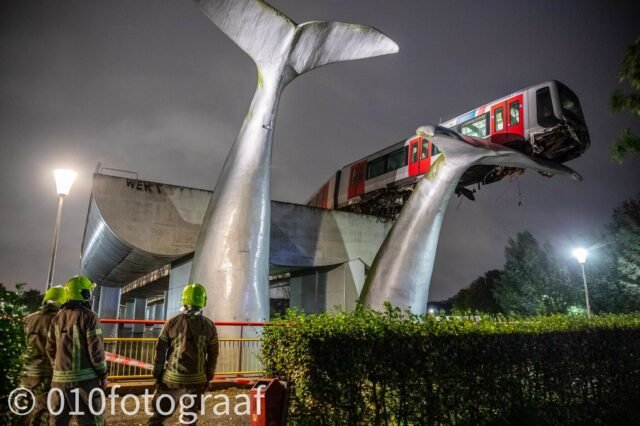 Скульптура у нідерландському місті врятувала поїзд від падіння, який зійшов з рейок: фото - фото 433263
