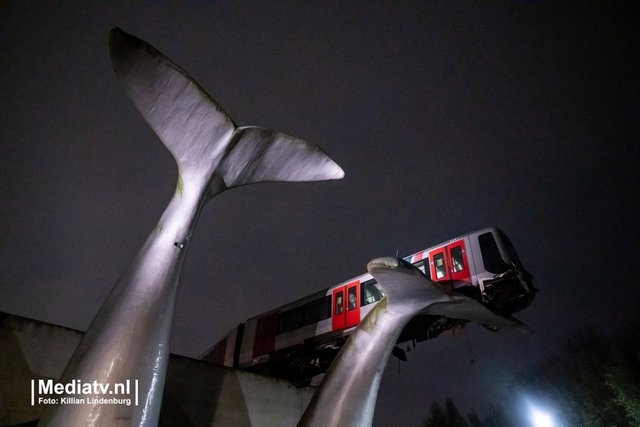 Скульптура у нідерландському місті врятувала поїзд від падіння, який зійшов з рейок: фото - фото 433264