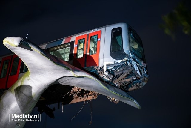 Скульптура у нідерландському місті врятувала поїзд від падіння, який зійшов з рейок: фото - фото 433265