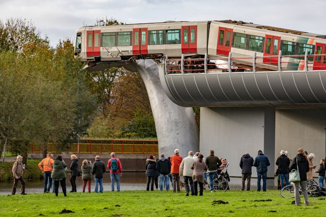 Скульптура у нідерландському місті врятувала поїзд від падіння, який зійшов з рейок: фото - фото 433266