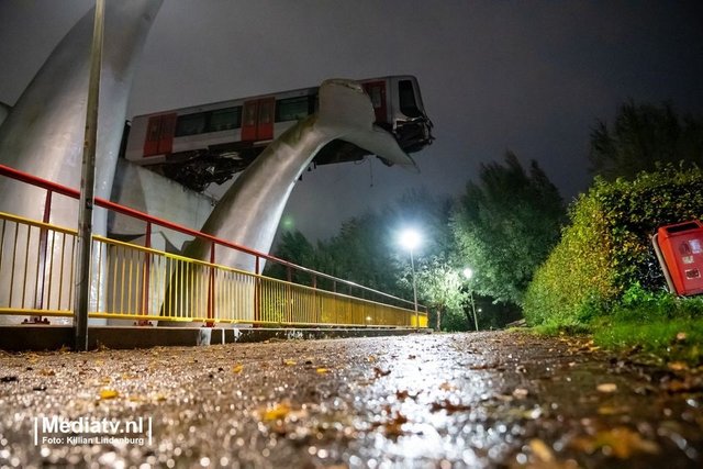 Скульптура у нідерландському місті врятувала поїзд від падіння, який зійшов з рейок: фото - фото 433267