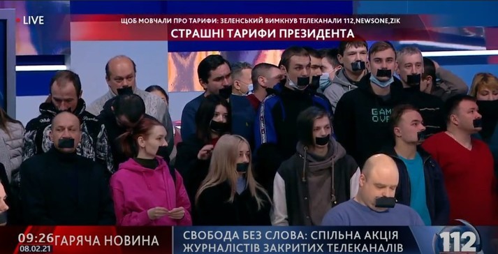 Журналісти каналів Медведчука вийшли в етер із заліпленими ротами (фото, відео)