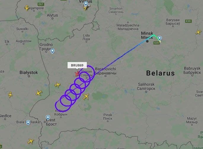Літак "Белавіа" розвернувся біля кордону з Польщею