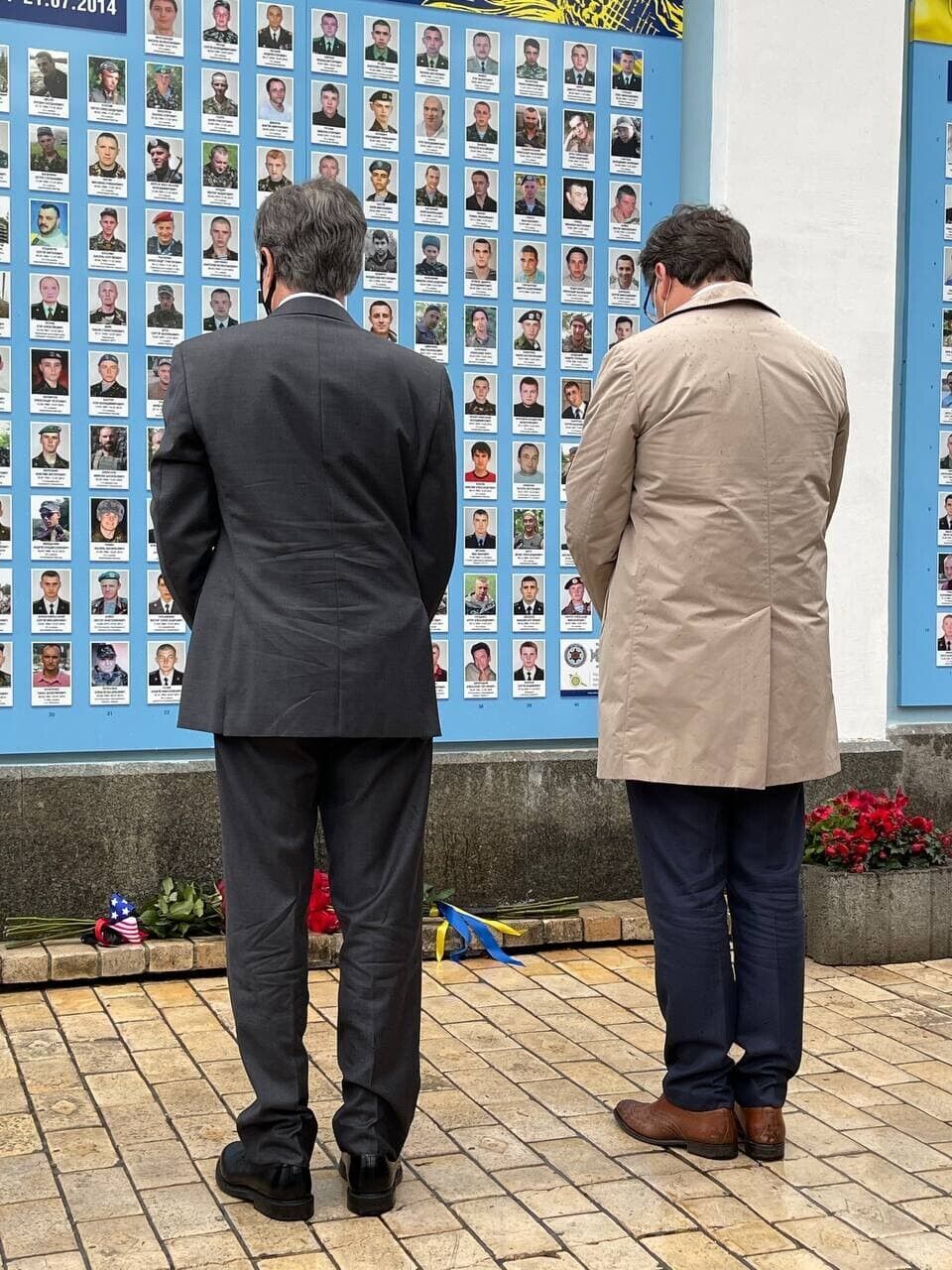 Ентоні Блінкен та Дмитро Кулеба поклали квіти до меморіалу загиблим на Донбасі