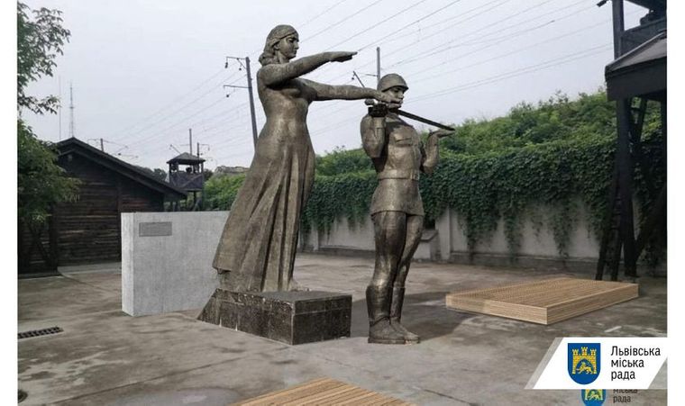 У Львові демонтували радянський монумент слави, скульптури перенесуть до музею | Громадське телебачення