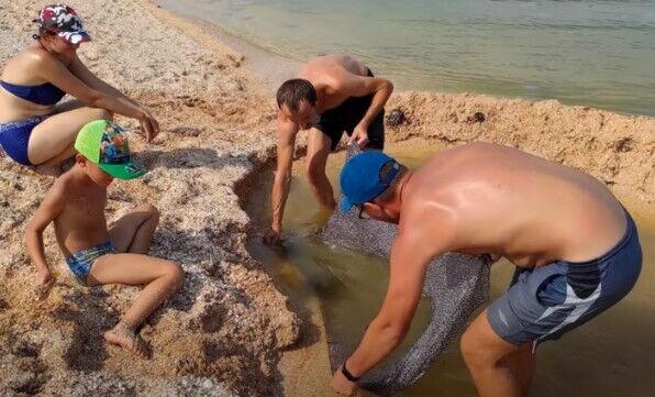 Туристи викопали басейн на Азовському морі