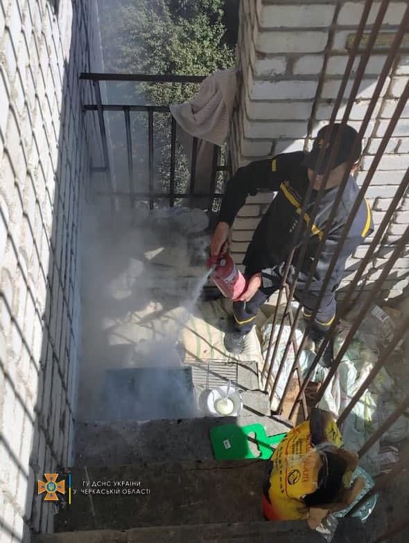 Рятувальники гасять вогнище, яке паломники розвели на балконі для приготування їжі, Умань, 7 вересня 2021 року