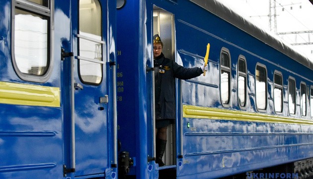 Укрзалізниця змінила схему руху поїздів через карстовий провал на Буковині