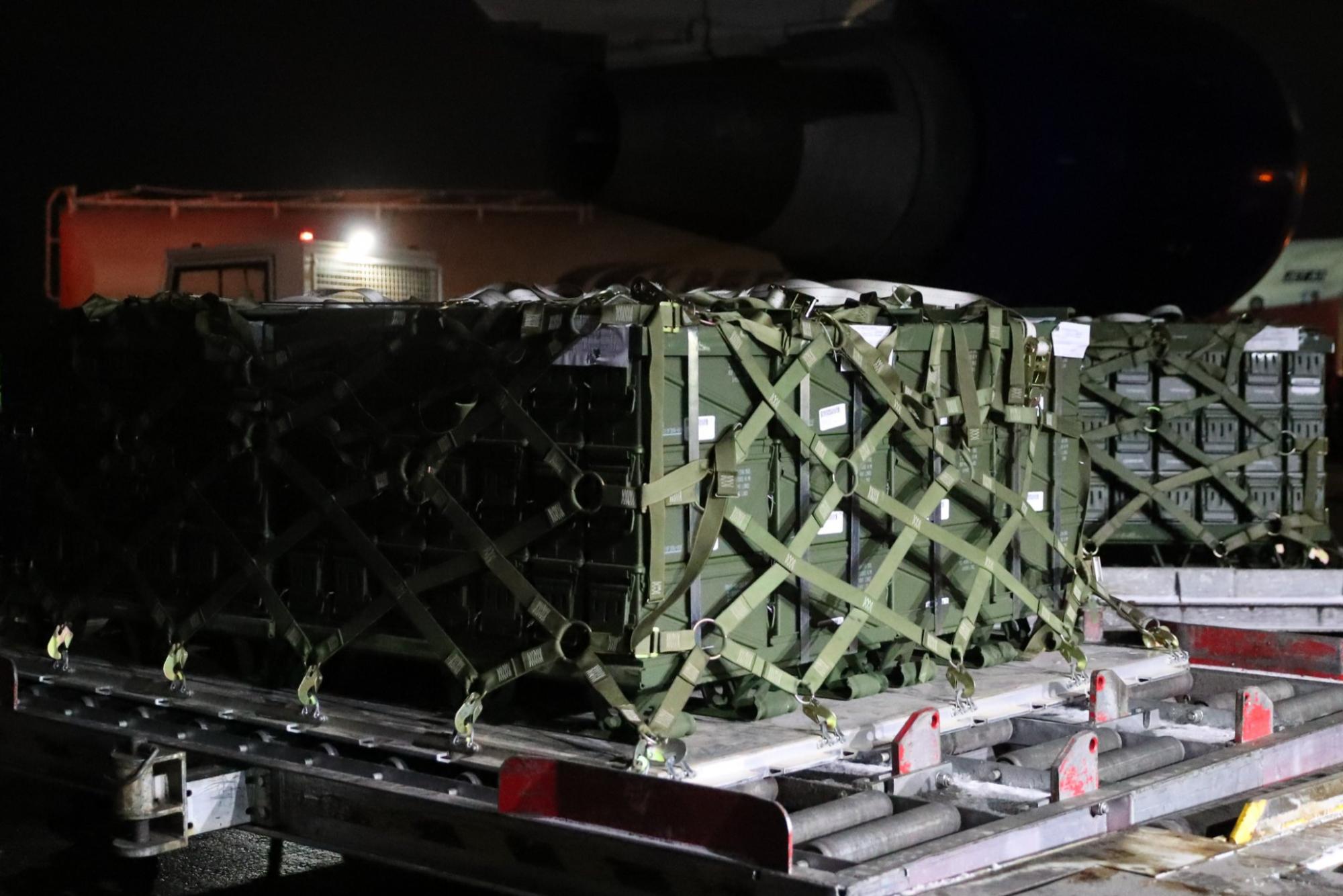 В Україну прибула військова допомога зі США: на борту літака 90 тонн летальної зброї