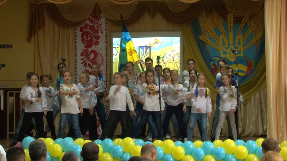 У Черкасах школярі співами і танцями зібрали 50 тисяч для ЗСУ: зворушливе відео